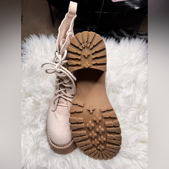 MIA Sian Boots Women 11 Ivory Faux Leather Snake Embossed Combat Platform Y2K - Picture 2 of 5